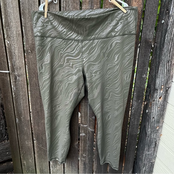 Fabletics Define Power Hold High Waisted Ranger Green Marbleize Print Leggings - Picture 11 of 16